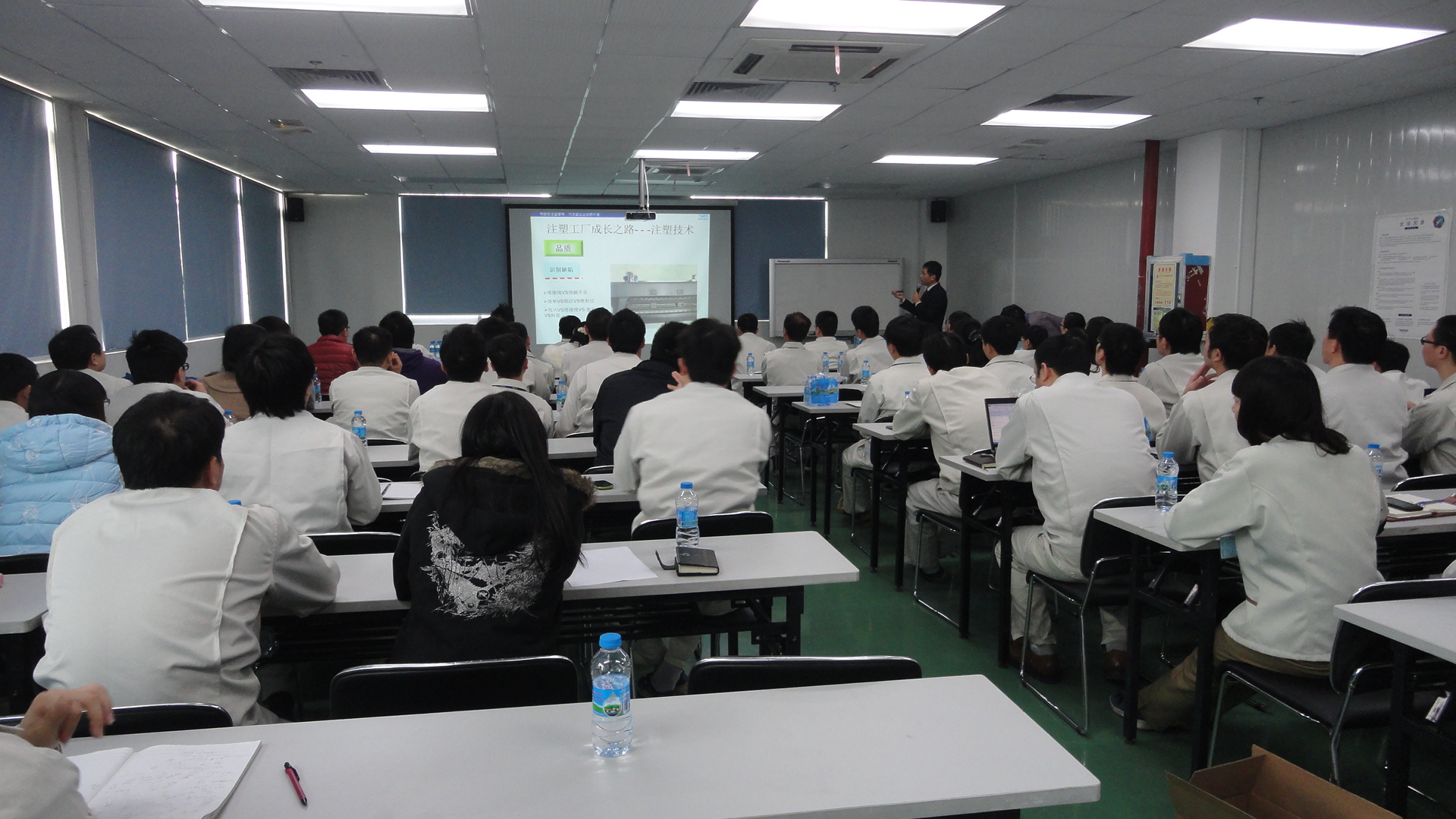 振业注塑咨询杨建宏老师为兄弟电器进行注塑工艺，注塑模具培训
